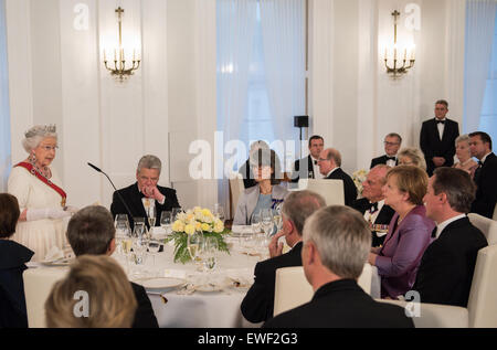 Dispensa - un handout picture reso disponibile il 24 giugno 2015 dal governo federale mostra British Queen Elizabeth II consegna una sua tavola il parlato è la presenza del principe Filippo (3.f.R), il Presidente tedesco Joachim Gauck (2.f.l), il Cancelliere tedesco Angela Merkel (2.f.R), e il Primo Ministro britannico David Cameron (R) in corrispondenza di un banchetto di stato in Bellevue Palace a Berlino, Germania. La regina e suo marito sono sulla loro quinta visita di Stato in Germania. Foto: STEFFEN KUGLER/BUNDESREGIEREUNG/dpa (attenzione i redattori: solo uso editoriale in connessione con la corrente di report e con obbligo di credito fonte: "Pho Foto Stock