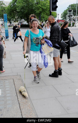 Brighton Regno Unito 23 Giugno 2015 - Jessica Martin spesso può vedere a piedi il suo bianco pet ferret chiamato 'Little Buddha' in giro per le strade di Brighton dove egli è diventato ben noto Foto Stock