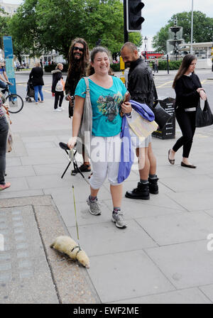 Brighton Regno Unito 23 Giugno 2015 - Jessica Martin spesso può vedere a piedi il suo bianco pet ferret chiamato 'Little Buddha' in giro per le strade di Brighton dove egli è diventato ben noto Foto Stock