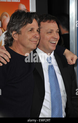 LOS ANGELES, CA - 23 febbraio 2011: Peter Farrelly (sinistra) & Bobby Farrelly presso la prima mondiale di "Pass Hall' alla Cupola di Glossari Affini, Hollywood. Foto Stock