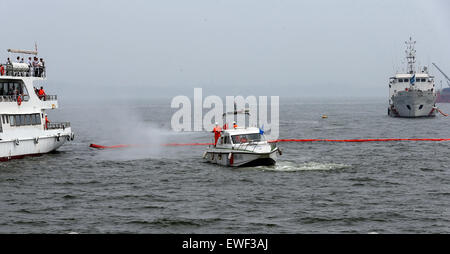 Qinhuangdao. Il 25 giugno, 2015. Un salvataggio in mare la seminatrice viene trattenuto sulla zona di mare off Qinhuangdao, nel nord della Cina di nella provincia di Hebei, Giugno 25, 2015. Il trapano include giunto marittimo di ricerca e salvataggio missioni e fuoriuscite di olio di risposta di emergenza esercizio. Credito: Xinhua/Alamy Live News Foto Stock