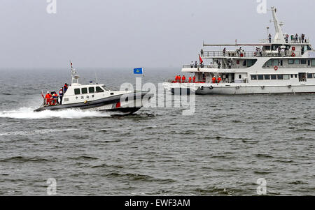 Qinhuangdao. Il 25 giugno, 2015. Un salvataggio in mare la seminatrice viene trattenuto sulla zona di mare off Qinhuangdao, nel nord della Cina di nella provincia di Hebei, Giugno 25, 2015. Il trapano include giunto marittimo di ricerca e salvataggio missioni e fuoriuscite di olio di risposta di emergenza esercizio. Credito: Xinhua/Alamy Live News Foto Stock