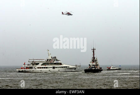 Qinhuangdao. Il 25 giugno, 2015. Un salvataggio in mare la seminatrice viene trattenuto sulla zona di mare off Qinhuangdao, nel nord della Cina di nella provincia di Hebei, Giugno 25, 2015. Il trapano include giunto marittimo di ricerca e salvataggio missioni e fuoriuscite di olio di risposta di emergenza esercizio. Credito: Xinhua/Alamy Live News Foto Stock