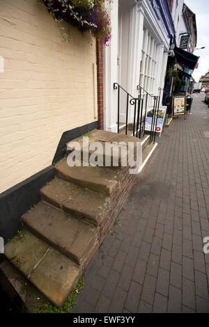 Regno Unito, Inghilterra, Shropshire, Bridgnorth, High Street a cavallo passi di montaggio al di fuori del Golden Lion Inn Foto Stock