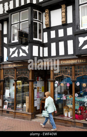 Regno Unito, Inghilterra, Shropshire, Bridgnorth, High Street, i conciatori commercianti di vino, istituito nel 1842 Foto Stock