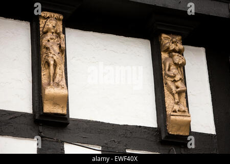 Regno Unito, Inghilterra, Shropshire, Bridgnorth, High Street, scolpite figure dorate, donna che mostra la gamba e il Menestrello Foto Stock