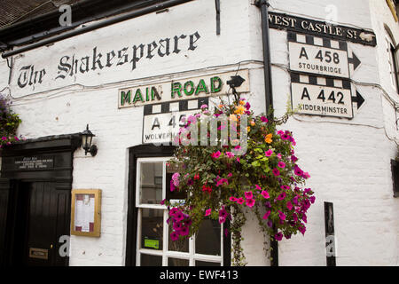 Regno Unito, Inghilterra, Shropshire, Bridgnorth, East Castle Street, vecchi cartelli stradali su Shakespeare Pub Foto Stock