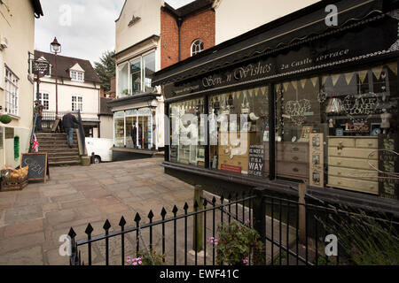 Regno Unito, Inghilterra, Shropshire, Bridgnorth, Castle Terrace, negozi betweent cima Stoneway passi e Cartway Foto Stock