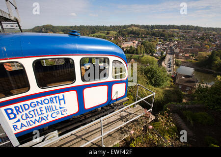 Regno Unito, Inghilterra, Shropshire, Bridgnorth, Funicolare Castle Hill di vettura ferroviaria sopra Città Bassa Foto Stock