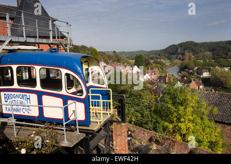 Regno Unito, Inghilterra, Shropshire, Bridgnorth, Funicolare Castle Hill di vettura ferroviaria sopra Città Bassa e il fiume Severn Foto Stock