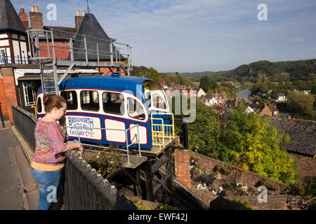 Regno Unito, Inghilterra, Shropshire, Bridgnorth, Funicolare Castle Hill di vettura ferroviaria sopra Città Bassa e il fiume Severn Foto Stock