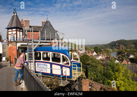 Regno Unito, Inghilterra, Shropshire, Bridgnorth, Funicolare Castle Hill di vettura ferroviaria sopra Città Bassa e il fiume Severn Foto Stock