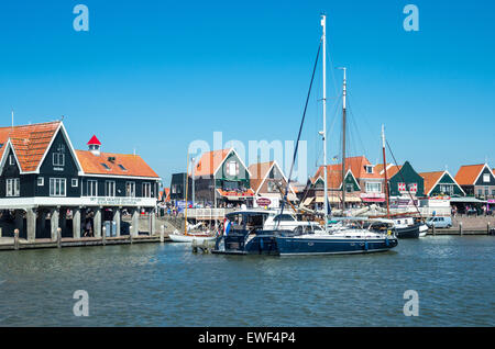 Amsterdam, distretto di Waterland, Volendam, il porto di fronte al centro città Foto Stock