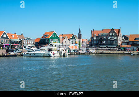 Amsterdam, distretto di Waterland, Volendam, il porto di fronte al centro città Foto Stock