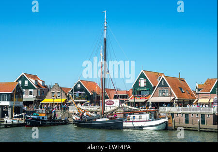 Amsterdam, distretto di Waterland, Volendam, il porto di fronte al centro città Foto Stock