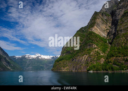 Bassa angolazione dal di dentro il Geirangerfjord, Norvegia in una giornata di sole. Foto Stock