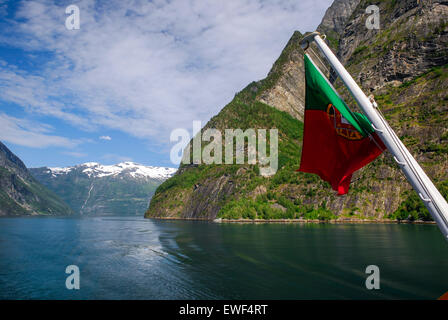 Bassa angolazione dal di dentro il Geirangerfjord, Norvegia in una giornata di sole. Foto Stock