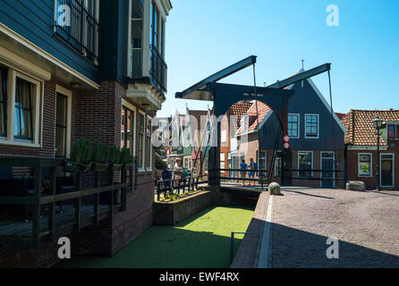 Amsterdam, distretto di Waterland, Volendam, un ponte levatoio nel centro della città Foto Stock