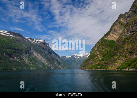Bassa angolazione dal di dentro il Geirangerfjord, Norvegia in una giornata di sole. Foto Stock