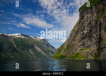 Bassa angolazione dal di dentro il Geirangerfjord, Norvegia in una giornata di sole. Foto Stock