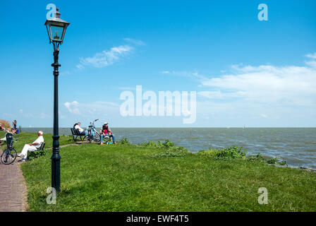 Amsterdam, distretto di Waterland, Volendam, persone sul lungomare Foto Stock