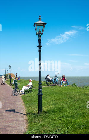 Amsterdam, distretto di Waterland, Volendam, persone sul lungomare Foto Stock