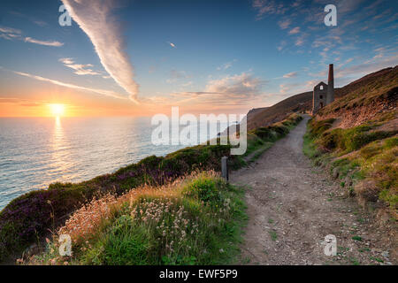 Tramonto dal South West Coast Path come passa il motore Towanroath house e conduce verso Sant Agnese testa sul Cornish coa Foto Stock