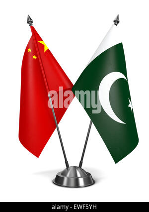 La Cina e il Pakistan - Bandiere in miniatura. Foto Stock