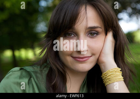 Ritratto di giovane donna sorridente Foto Stock