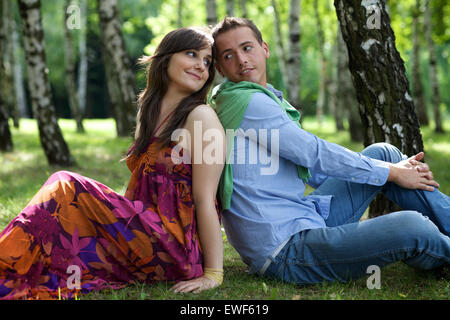 Coppia giovane seduto di schiena in posizione di parcheggio Foto Stock