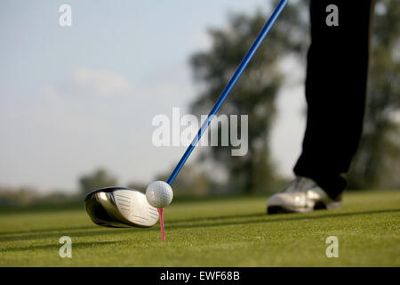 Persona giocando a golf, sezione bassa Foto Stock