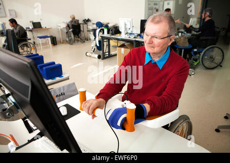 Anziano IN RIABILITAZIONE Foto Stock