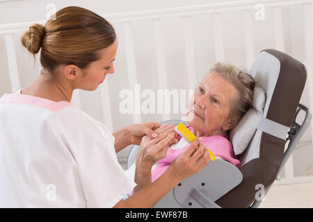 Cura delle mani, anziano Foto Stock