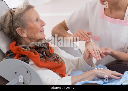 Cura delle mani, anziano Foto Stock