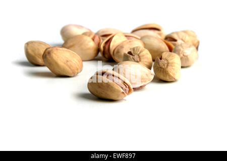 Pistacchi su sfondo bianco Foto Stock