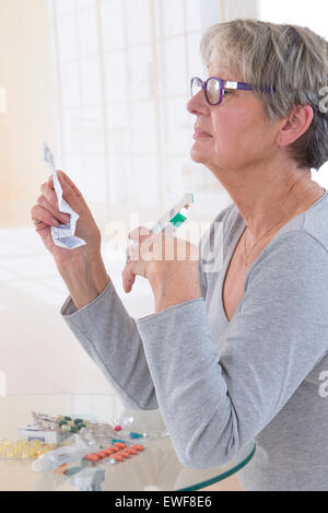 SENIOR la somministrazione dei farmaci Foto Stock