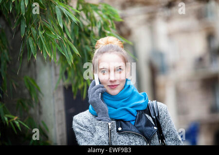 Donna con telefono Foto Stock