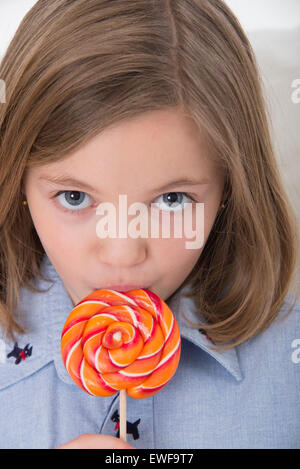 Bambino mangiare dolci Foto Stock