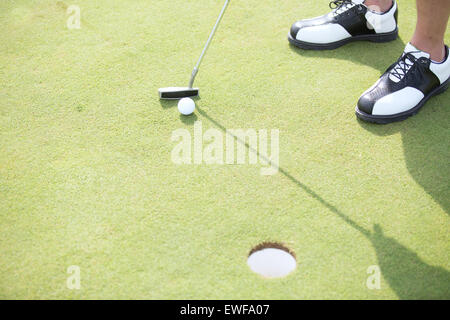 Elevato angolo di visione dell'uomo per giocare a golf Foto Stock