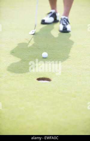 Sezione bassa dell'uomo giocando a golf Foto Stock