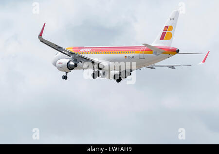 -Aeromobili Airbus A320-216-, di -Iberia- compagnia aerea, è tenuto fuori da Madrid-Barajas : Adolfo SUAREZ- aeroporto. Foto Stock