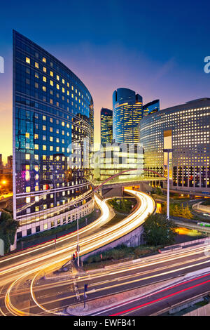 La Defense, Parigi. Immagine di edifici per uffici nella parte moderna della Parigi- La Defense durante il tramonto. Foto Stock