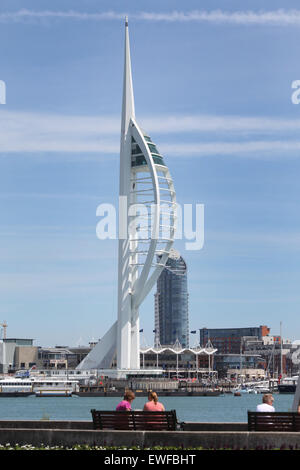 Spinnaker Tower e una pistola Wharf Quays in Portsmouth raffigurato da Gosport Foto Stock