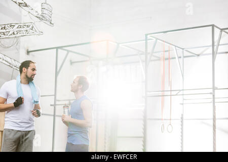 Gli uomini a conversare in palestra crossfit Foto Stock