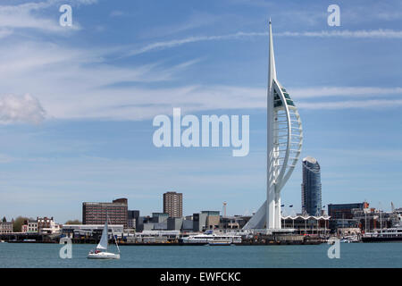 Spinnaker Tower e una pistola Wharf Quays in Portsmouth raffigurato da Gosport Foto Stock