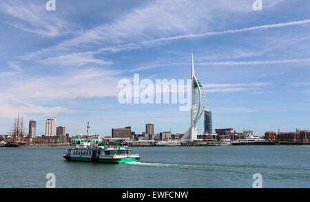 Spinnaker Tower e una pistola Wharf Quays in Portsmouth raffigurato da Gosport Foto Stock