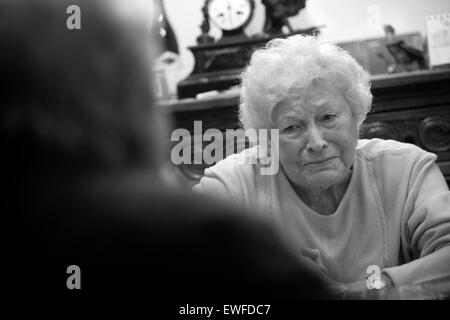 Aiuto sociale per persone anziane Foto Stock