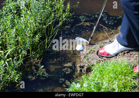 L'uomo chipping sfera dal pericolo in acqua Foto Stock