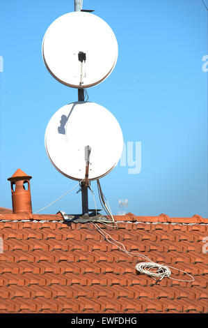 Antenne su un tetto di tegole Foto Stock