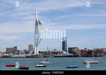 Spinnaker Tower e una pistola Wharf Quays in Portsmouth raffigurato da Gosport Foto Stock